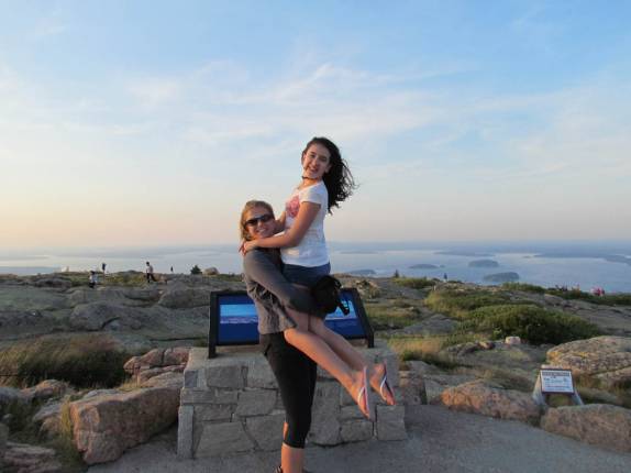 Celebrando o fim de tarde no alto da Cadillac Mountain, no Acadia National Park, no Maine - Estados Unidos